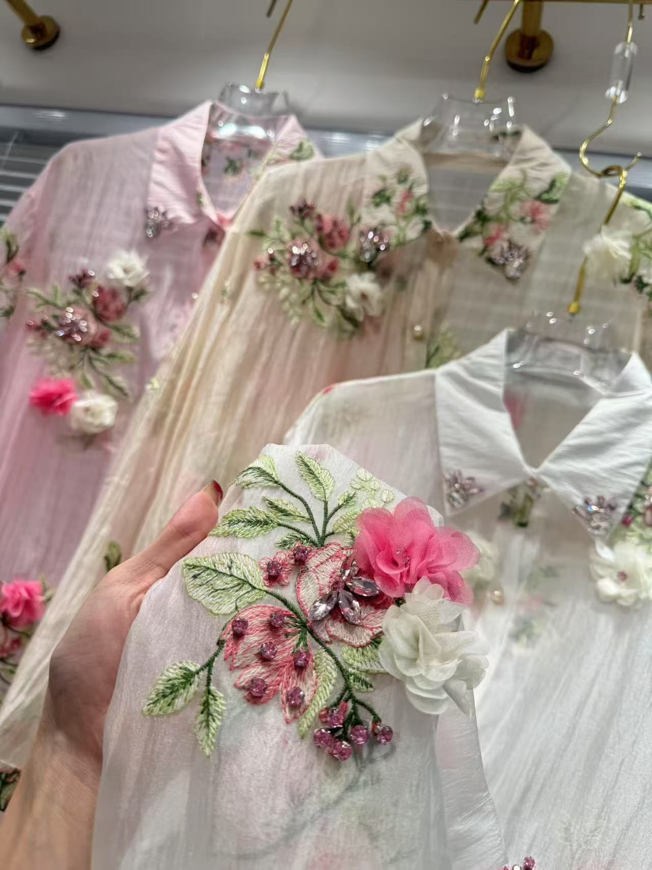 Luxury Lifestyle Women - Luxus-Stil Blumen Stickerei Sparkle Diamonds dünne